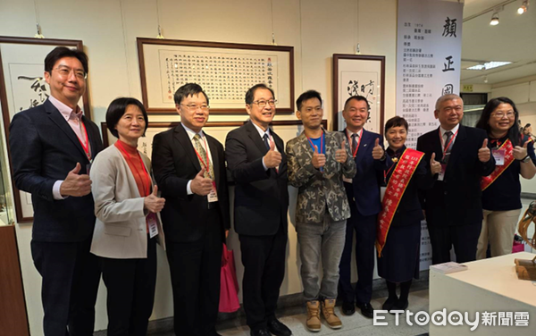 ▲顏正國（中）多次參加更生美展，圖為法務部長鄭銘謙（左4）與他的作品合影。（圖／臺灣更生保護會提供）