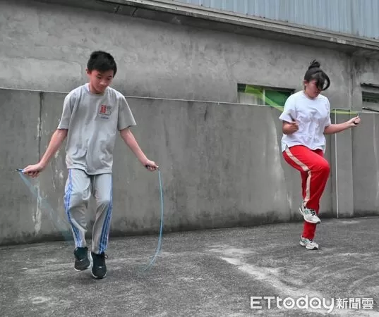 ▲▼花蓮吉安鄉康以嬡、康以安二姊弟在全國民俗體育跳繩競賽各奪雙特優佳績。（圖／吉安鄉公所提供，下同）