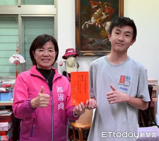 ▲▼花蓮吉安鄉康以嬡、康以安二姊弟在全國民俗體育跳繩競賽各奪雙特優佳績。（圖／吉安鄉公所提供，下同）