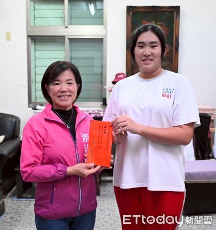 ▲▼花蓮吉安鄉康以嬡、康以安二姊弟在全國民俗體育跳繩競賽各奪雙特優佳績。（圖／吉安鄉公所提供，下同）