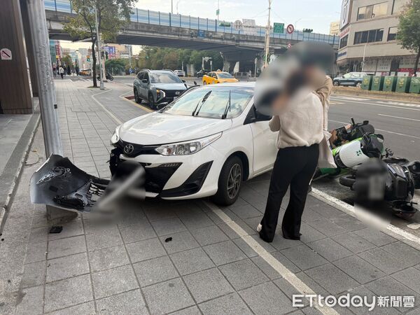 ▲王男駕駛租賃車疑似操作失誤，車輛暴衝撞路旁燈桿和5部機車。（圖／記者張君豪翻攝）