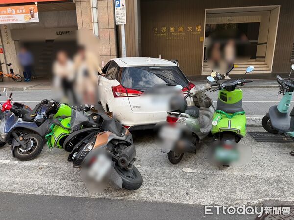▲王男駕駛租賃車疑似操作失誤，車輛暴衝撞路旁燈桿和5部機車。（圖／記者張君豪翻攝）