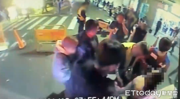 ▲新寮鎮安宮18日晚間舉辦遶境活動，神轎入廟施放煙火期間發生碎片墜落意外，民眾受傷送醫。（民眾提供）