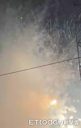 ▲新寮鎮安宮18日晚間舉辦遶境活動，神轎入廟施放煙火期間發生碎片墜落意外，民眾受傷送醫。（民眾提供）