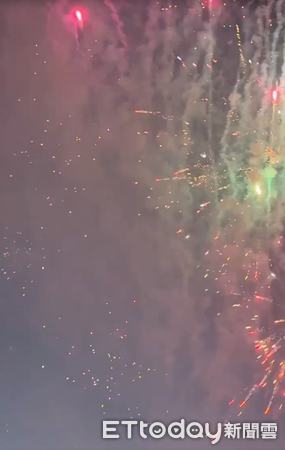 ▲新寮鎮安宮18日晚間舉辦遶境活動，神轎入廟施放煙火期間發生碎片墜落意外，民眾受傷送醫。（民眾提供）