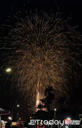 ▲新寮鎮安宮18日晚間舉辦遶境活動，神轎入廟施放煙火期間發生碎片墜落意外，民眾受傷送醫。（民眾提供）