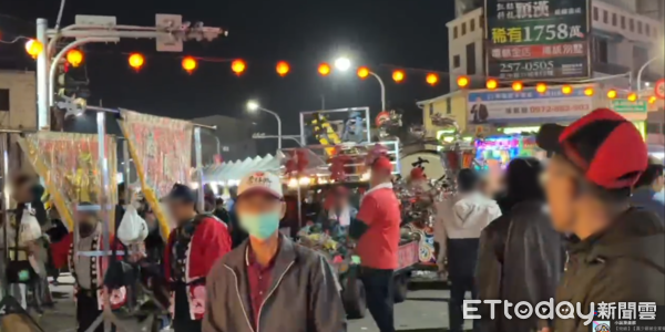 ▲新寮鎮安宮18日晚間舉辦遶境活動，神轎入廟施放煙火期間發生碎片墜落意外，民眾受傷送醫。（民眾提供）