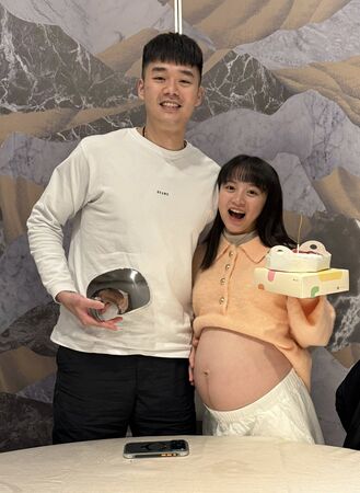 ▲▼王齊麟31歲生日宴左擁右抱！李洋、十元同框。（圖／翻攝自臉書）