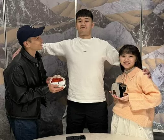 ▲▼王齊麟31歲生日宴左擁右抱！李洋、十元同框。（圖／翻攝自臉書）