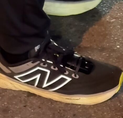 ▲▼逢甲夜市驚見偷拍噁男，鞋帶綁密錄器專挑短裙妹。（圖／@Z_WM1授權）