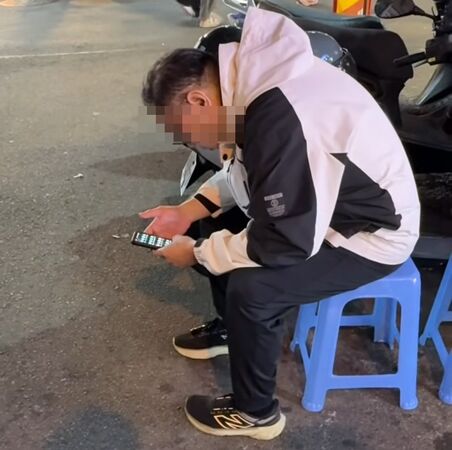 ▲▼逢甲夜市驚見偷拍噁男，鞋帶綁密錄器專挑短裙妹。（圖／@Z_WM1授權）