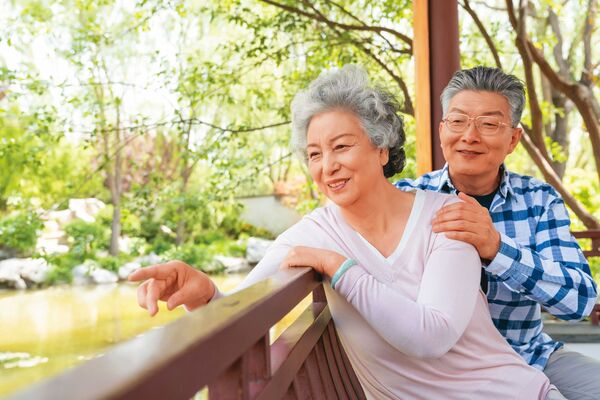 對退休族來說，一份不論市場如何變動都能穩定入帳的「退休薪資」，是最安心的底氣。（東方IC）