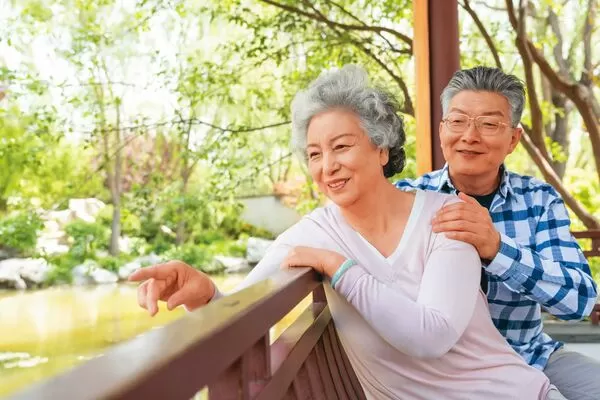 對退休族來說，一份不論市場如何變動都能穩定入帳的「退休薪資」，是最安心的底氣。（東方IC）