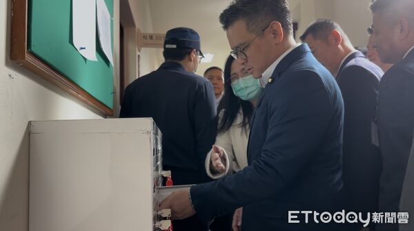 ▼國民黨立委黃健豪19日列席立法院外交國防委員會秘密會議，會前將手機繳放場外「養機場」保管。（圖／記者蘇靖宸攝）