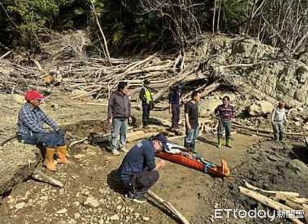 ▲▼             嘉義老翁上山採草藥，疑似失足跌下山坡身亡。（圖／記者翁伊森翻攝，下同）