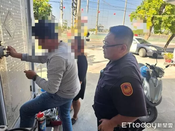 ▲東港警方連絡鎖匠開鎖。（圖／記者陳崑福翻攝）
