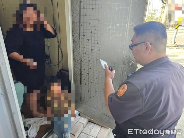 ▲東港警方連絡鎖匠開鎖。（圖／記者陳崑福翻攝）