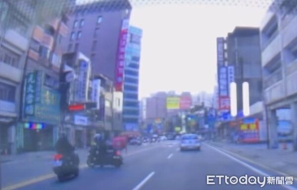 ▲美食外送員逕自路邊起步，切西瓜式跨越雙黃線迴轉，遭直行機車碰撞，機車與騎士翻飛落地。（圖／記者楊熾興翻攝、下同）