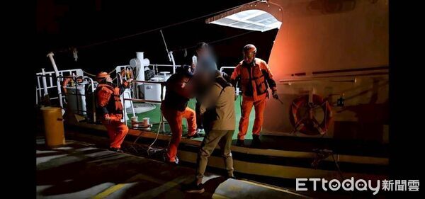 ▲▼ 第十海巡隊今日深夜協助北竿民眾就醫。            （圖／第十海巡隊提供）