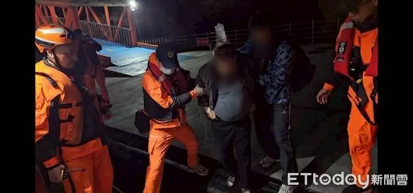 ▲▼ 第十海巡隊今日深夜協助北竿民眾就醫。            （圖／第十海巡隊提供）