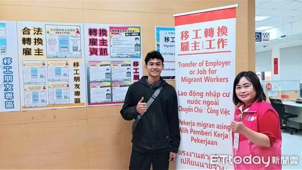 ▲台南就業中心提供即時通譯陪伴諮詢服務，協助外國朋友釐清轉職流程與勞動條件。（記者林東良翻攝，下同）