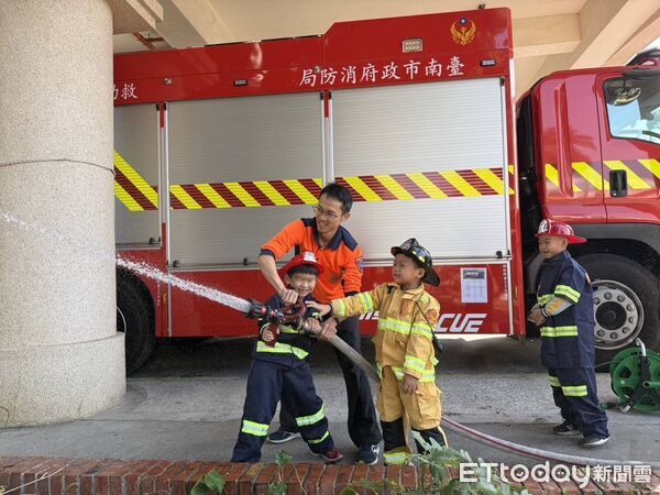 ▲法源幼兒園師生參訪學甲消防分隊，小朋友穿上消防衣體驗射水，化身小小消防員。（記者林東良翻攝，下同）