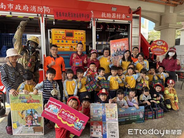 ▲法源幼兒園師生參訪學甲消防分隊，小朋友穿上消防衣體驗射水，化身小小消防員。（記者林東良翻攝，下同）