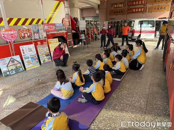 ▲法源幼兒園師生參訪學甲消防分隊，小朋友穿上消防衣體驗射水，化身小小消防員。（記者林東良翻攝，下同）