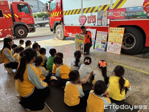 ▲法源幼兒園師生參訪學甲消防分隊，小朋友穿上消防衣體驗射水，化身小小消防員。（記者林東良翻攝，下同）