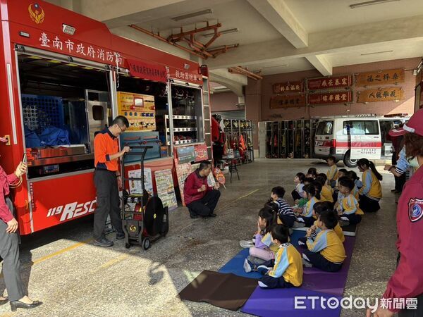 ▲法源幼兒園師生參訪學甲消防分隊，小朋友穿上消防衣體驗射水，化身小小消防員。（記者林東良翻攝，下同）