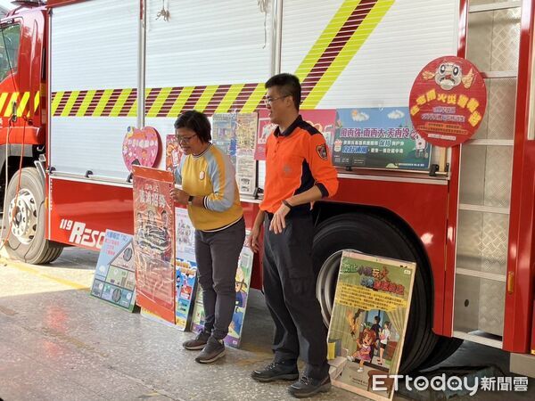 ▲法源幼兒園師生參訪學甲消防分隊，小朋友穿上消防衣體驗射水，化身小小消防員。（記者林東良翻攝，下同）