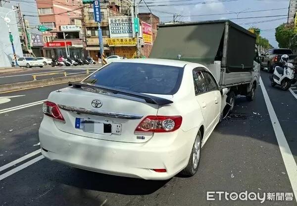 ▲翁姓男子毒駕自小客車，失控追撞前方2部自小貨車。（圖／中壢警分局提供）