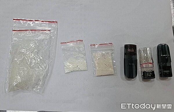 ▲▼翁男肇事後逕自棄車逃逸，為被害車主攔下報警，並於車內起獲毒品。（圖／中壢警分局提供）