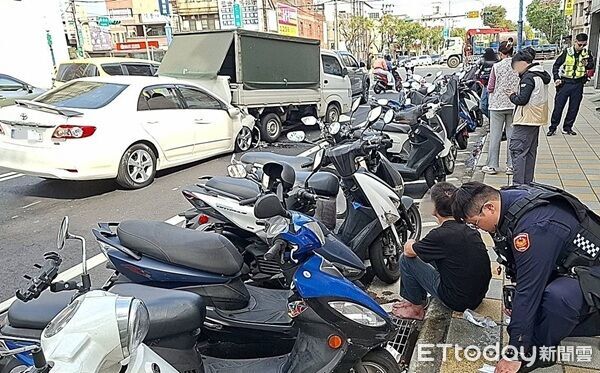 ▲▼翁男肇事後逕自棄車逃逸，為被害車主攔下報警，並於車內起獲毒品。（圖／中壢警分局提供）