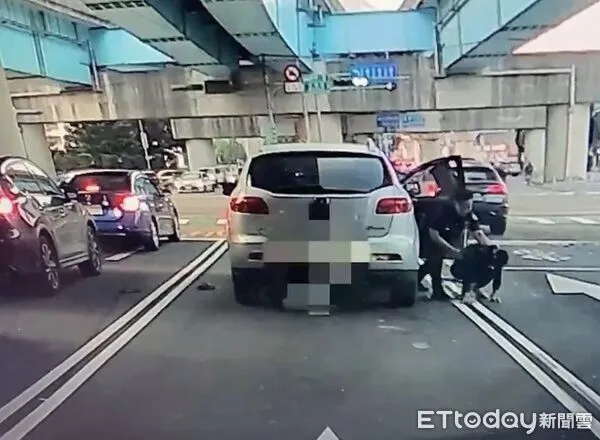 ▲警方攔查違規休旅車，對方拒檢還欲衝撞，員警見狀強制破窗，並逮捕一名失聯移工。（圖／龜山警分局提供、下同）