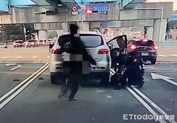 ▲警方攔查違規休旅車，對方拒檢還欲衝撞，員警見狀強制破窗，並逮捕一名失聯移工。（圖／龜山警分局提供、下同）