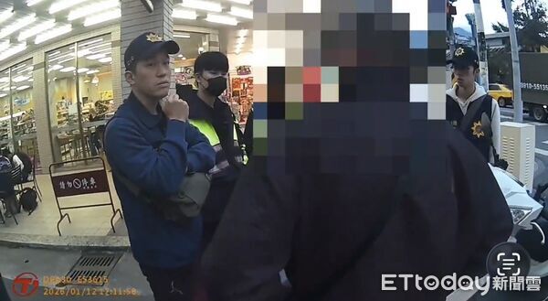 ▲鄭姓男子持刀傷人後逃逸，在超商前遭警方逮捕。（圖／吉安警分局提供，下同）