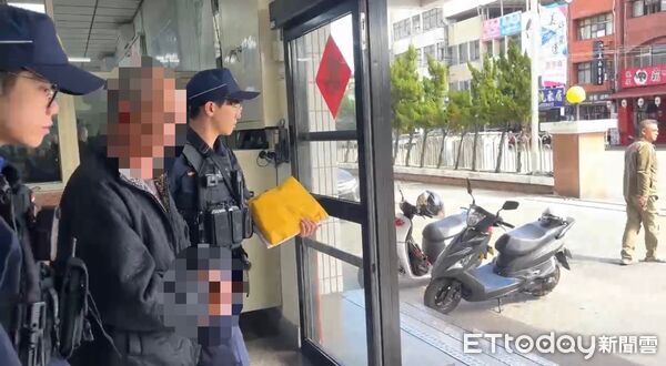 ▲鄭姓男子持刀傷人後逃逸，在超商前遭警方逮捕。（圖／吉安警分局提供，下同）