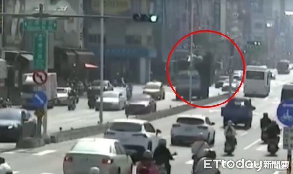 ▲▼高雄貨車裝載超高重擊號誌桿　。（圖／記者許宥孺翻攝）