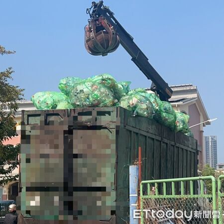 ▲▼高雄貨車裝載超高重擊號誌桿　。（圖／記者許宥孺翻攝）