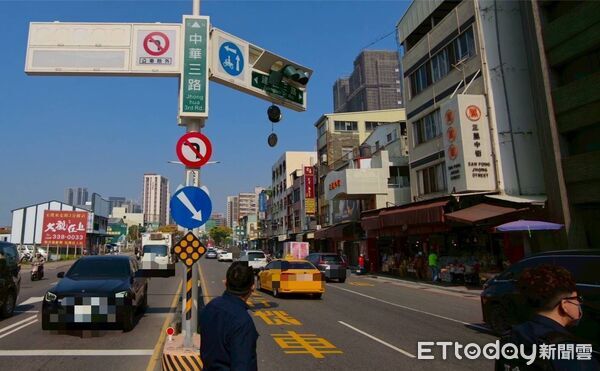 ▲▼高雄貨車裝載超高重擊號誌桿　。（圖／記者許宥孺翻攝）