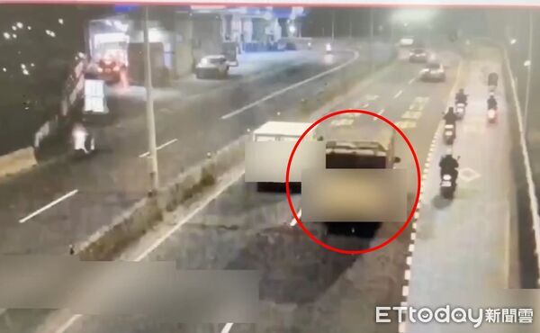 ▲一名男子昨日晚間用餐時段突衝入鶯歌知名餃子館潑灑污水。（圖／記者陳以昇翻攝）