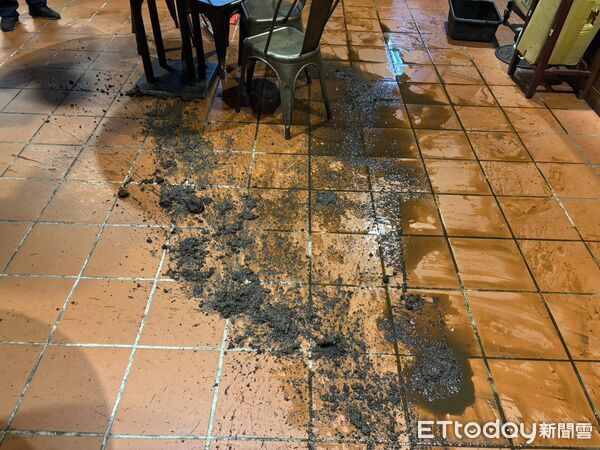 ▲一名男子昨日晚間用餐時段突衝入鶯歌知名餃子館潑灑污水。（圖／記者陳以昇翻攝）