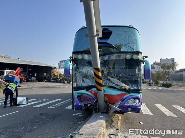 ▲台南市南區萬年路與萬年五街口發生機車與大客車碰撞事故，市警六分局警方到場調查並管制交通。（民眾提供，下同）