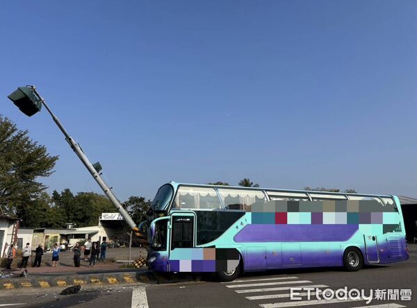 ▲台南市南區萬年路與萬年五街口發生機車與大客車碰撞事故，市警六分局警方到場調查並管制交通。（民眾提供，下同）