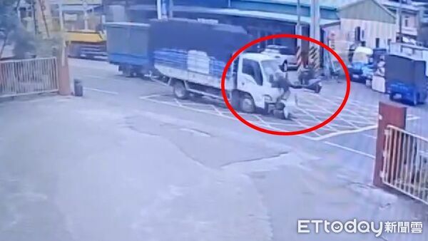 ▲黃女左轉時與對向直行或車發生碰撞。（圖／記者游瓊華翻攝）