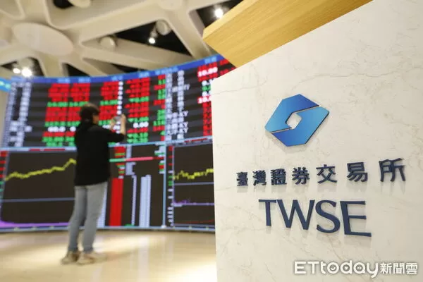 ▲▼19日台股在權值股台積電的帶頭領軍下，開低走高終場上漲335.81點，台積電更是創下1760元的新天價。（圖／記者湯興漢攝）