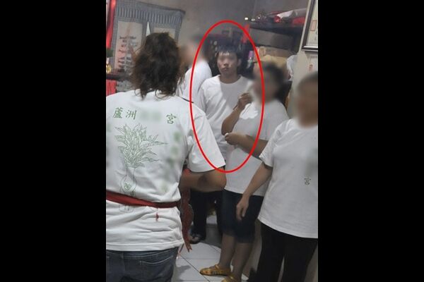 狂砍父母37刀…蔥油餅夫妻慘死「兒子正面曝光」！搭小黃南下逃逸中