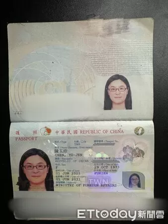 ▲▼立法委員陳玉珍秀出自己的中華民國護照。(圖／立法委員陳玉珍提供)