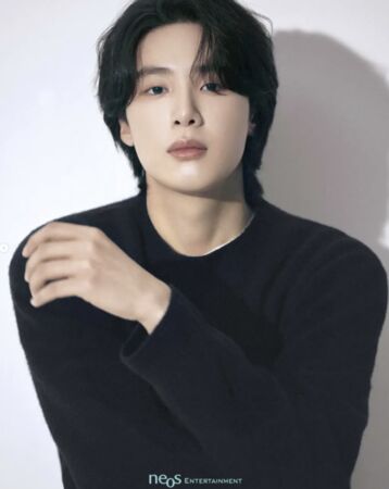 ▲▼《梨泰院》金東希爆霸凌辯「用腳推胸」消失5年！簽新公司疑復出。（圖／翻攝自neos ENTERTAINMENT IG）